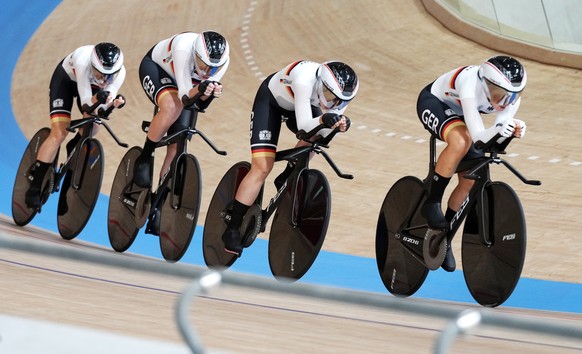 epa09387119 Team Germany in action during the Women&#039;s Team Pursuit qualifying during the Track Cycling events of the Tokyo 2020 Olympic Games at the Izu Velodrome in Ono, Shizuoka, Japan, 02 Augu ...