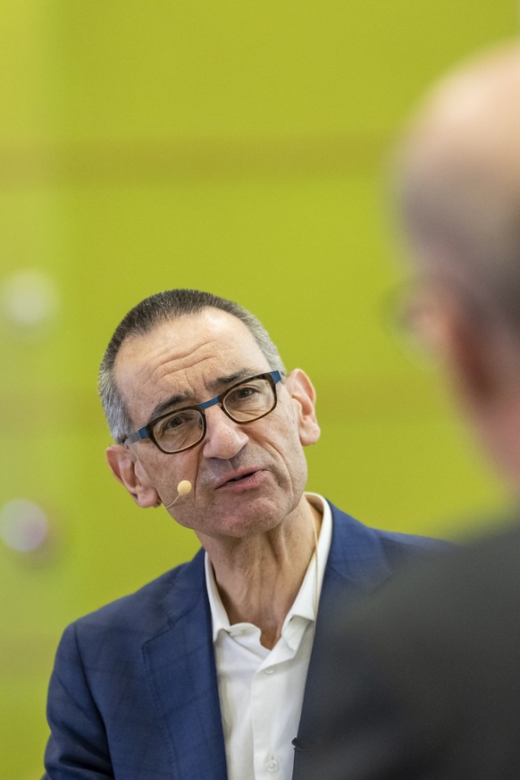 Oberst im Generalstab Stefan Holenstein, Praesident des Verbandes militaerischer Gesellschaften Schweiz (VMG), befragt die beiden Bundesratskandidaten am Hearing des VMG am Rand der Fruehjahrssession  ...