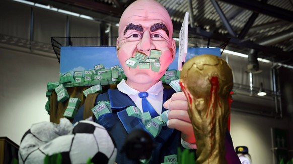 FIFA-Präsident Gianni Infantino mit Geldbündeln im Mund beim Richtfest der Persiflagewagen und Karnevalswagen zum Kölner Rosenmontagszug 2023 in der Koelnmesse. Der Jubiläumszoch startet anlässlich 20 ...