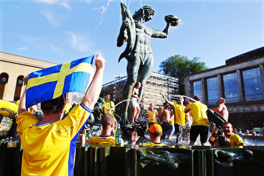 epa06845000 Supporters of Sweden celebrate in the fountain at Gotaplatsen square in central Gothenburg, Sweden, 27 June 2018, after the FIFA World Cup 2018 group F preliminary round soccer match betwe ...