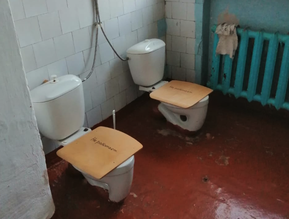 Toiletten in Russland. Wettbewerb von der britischen Reinigungsmarke Domestos.