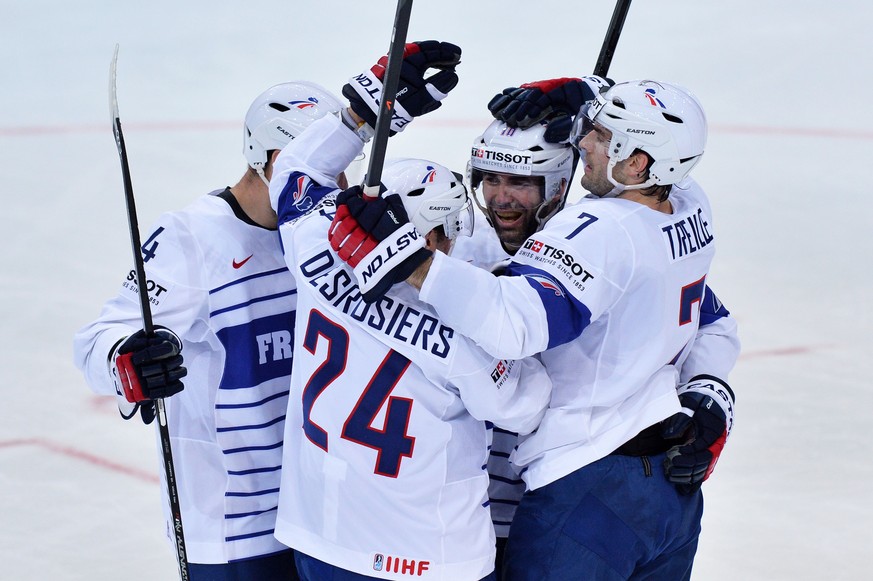 Prag, 9.5.2015, Eishockey WM 2015 - Frankreich - Kanada, Jubel zum 1:2 beim Torschuetzen Laurent Meunier und dem Team (fra) (Melanie Duchene/EQ Images)