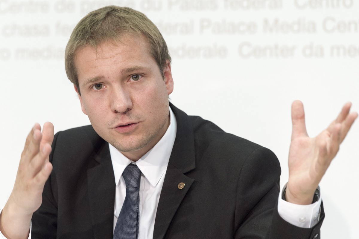 FDP Vizepraesident Philippe Nantermond fordert im Namen der Freisinnigen ab sofort eine "Harte, aber faire Asylpolitik", am Montag, 6. Juni 2016, in Bern. (KEYSTONE/Lukas Lehmann)
