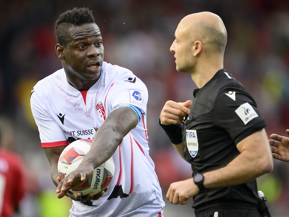 L'attaquant valaisan Mario Balotelli parle avec l'arbitre Luca Cibelli apr