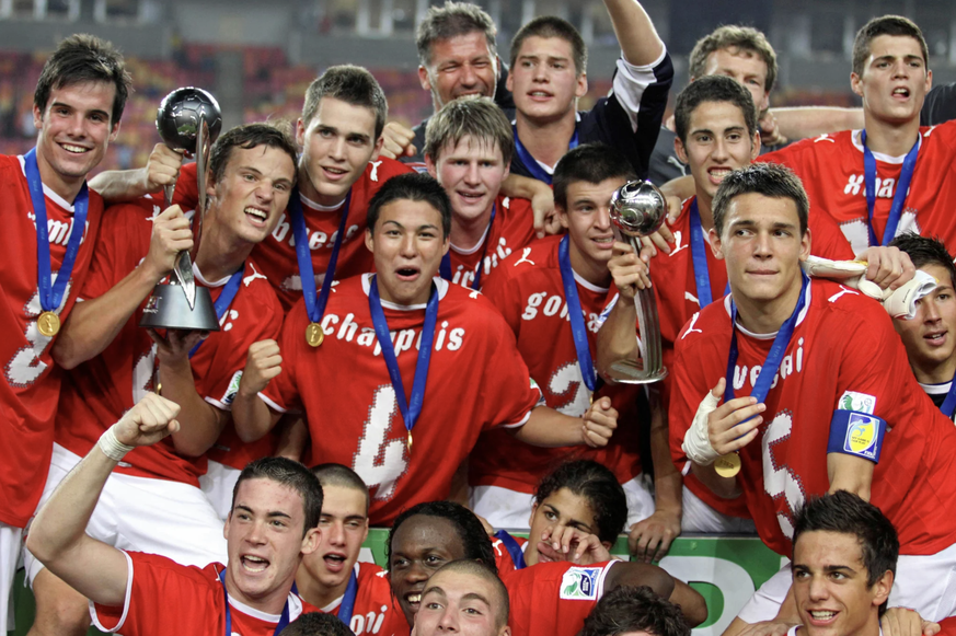 Granit Xhaka (rechts oben) wird mit der Schweizer U17-Nati Weltmeister.