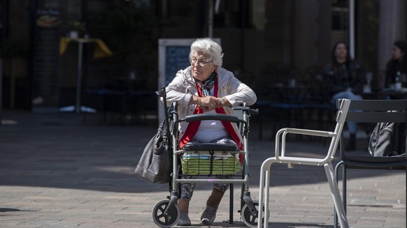 Eine alte Frau geniesst das sonnige Wetter in Lugano am Ostersonntag, 17. April 2022. (KEYSTONE/TI-PRESS/Pablo Gianinazzi)