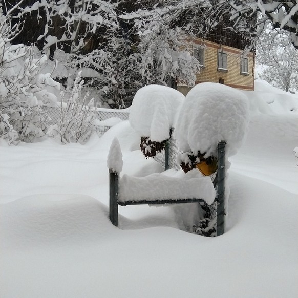 Es schneit weiter +++ Tramverkehr in Zürich eingestellt +++ Grosse Gefahr im Wald\n❤️liche Grüsse aus dem ZH-Oberland, 700 m.ü.M.
Zum Glück habe ich heute Spätdienst im Spital und so genug Zeit mein A ...