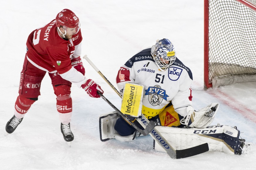 L’attaquant lausannois Christoph Bertschy, gauche, lutte pour le puck avec le gardien zougois Tobias Stephan, droite, lors du deuxieme match de la demi final de play off du championnat suisse de hocke ...