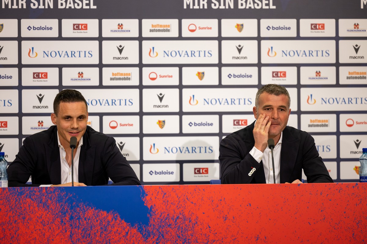 FC Basel Praesident David Degen, links, und der Trainer Alex Frei, rechts,an der Jahresabschlusspressekonferenz des Fussballclubs FC Basel am Mittwoch, 14. Dezember 2022 im Medienzentrum des St. Jakob ...