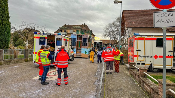 Dramatic incident at the carnival parade in Kehl: carnival float caught fire during the parade - several people are apparently injured, some seriously - carnival float is on fire in Fla...