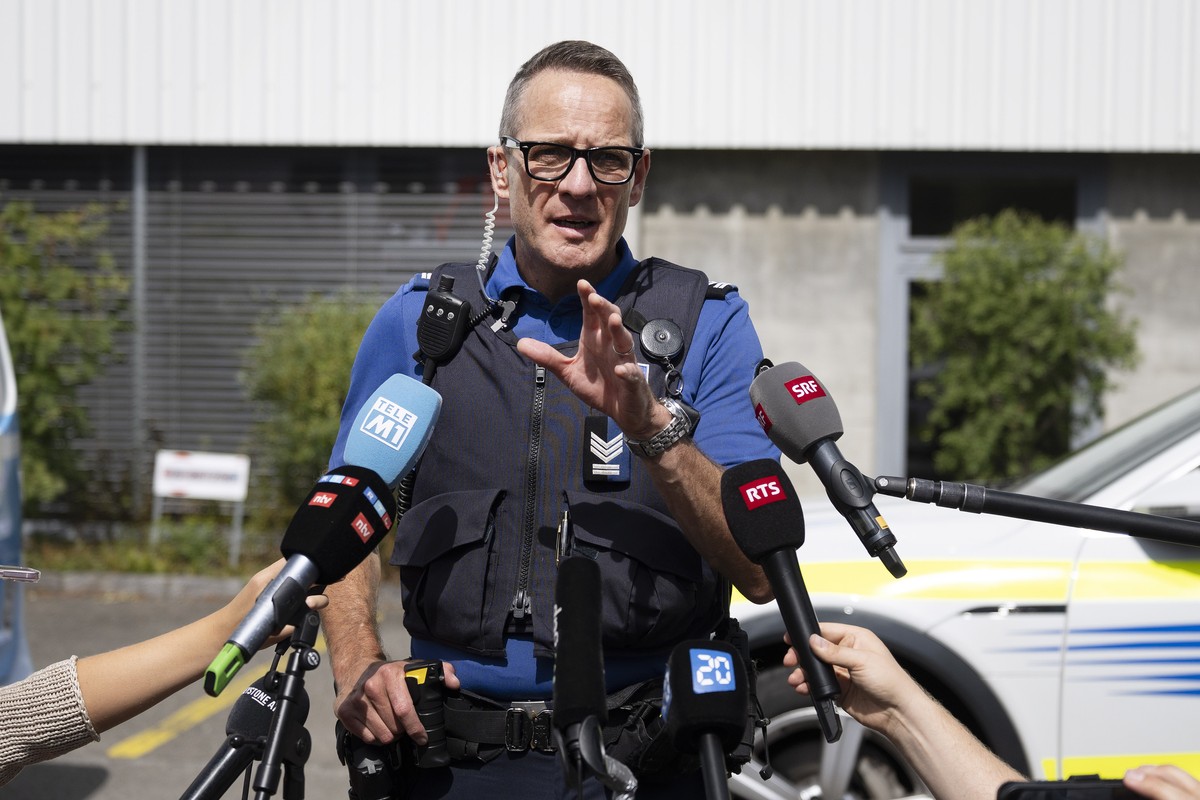 Bernhard Graser, Media Spokesperson for the Aargau Cantonal Police is speaking at the Point de Press/Press Conference, following a shooting during a rave event at the Schachen horse racing track in Aa ...