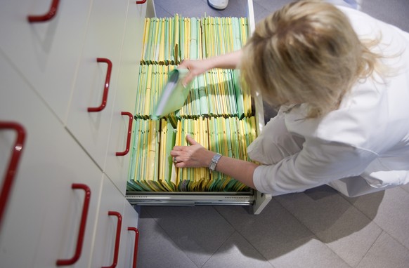 ARCHIV --- ZUR EINFUEHRUNG DES ELEKTRONISCHEN PATIENTENDOSSIERS STELLEN WIR IHNEN FOLGENDES BILD ZUR VERFUEGUNG --- Andrea Kaeser, medizinische Praxisassistentin (MPA) in der Arztpraxis von Hansueli S ...