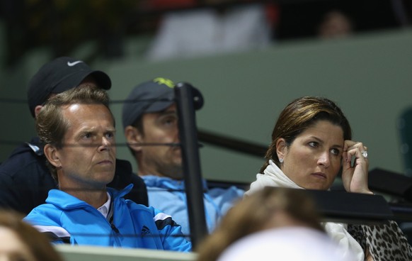 Besorgte Mienen bei Coach Stefan Edberg und Gattin Mirka Federer.
