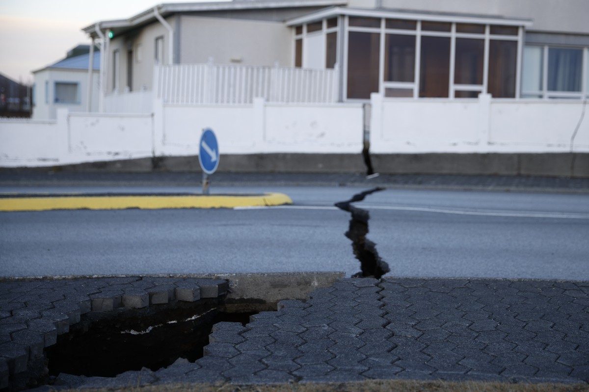 La terre se fissure sous la puissance du magma.