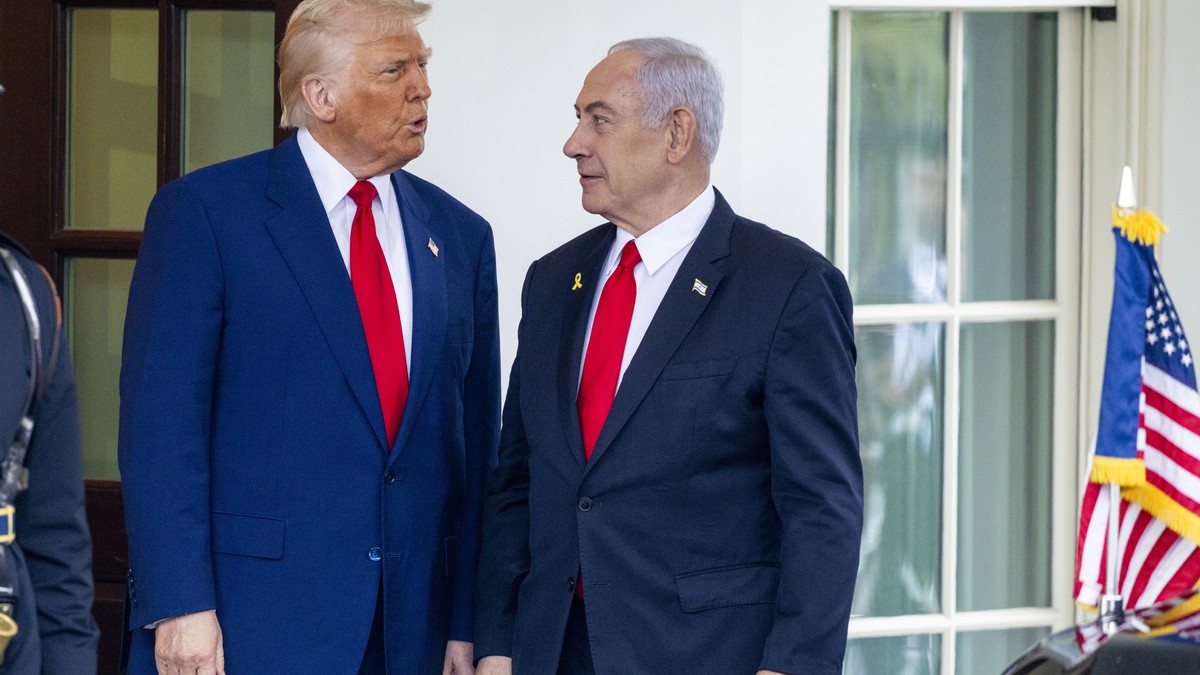 epa12016439 US President Donald J. Trump (C) greets Israeli Prime Minister Benjamin Netanyahu (R) as he arrives for a meeting at the West Wing of the White House in Washington, DC, USA, 07 April 2025. ...