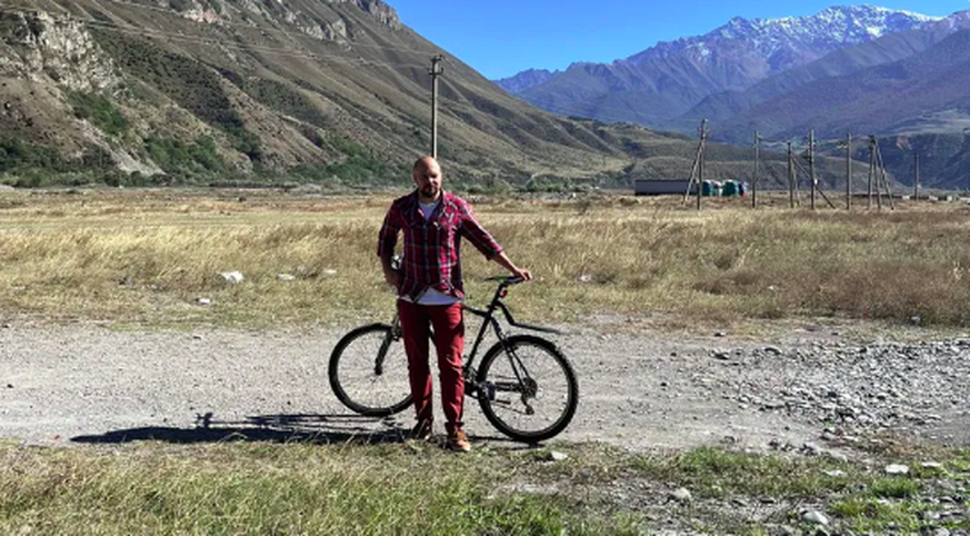 Stansilav Chatsky mit seinem Fahrrad: Ohne Schlaf, aber erleichtert erreicht er nach zwei Tagen die georgische Hauptstadt.