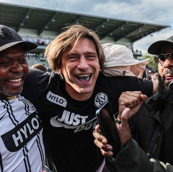 epa12968442 Elversberg's coach Vincent Wagner (C) celebrates their promotion to the 1st division of the Bundesliga with fans after the German Bundesliga second division soccer match between SV El ...