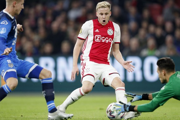 epa08020683 (L to R) Max Knoester of Heracles Almelo, Donny van de Beek of Ajax, Heracles Almelo goalkeeper Janis Blaswich during the Dutch Eredivisie match between Ajax Amsterdam and Heracles Almelo  ...