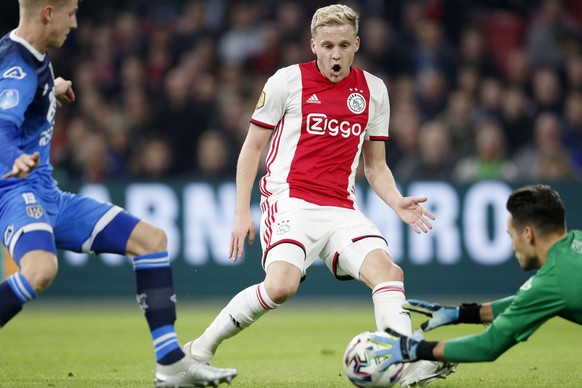 epa08020683 (L to R) Max Knoester of Heracles Almelo, Donny van de Beek of Ajax, Heracles Almelo goalkeeper Janis Blaswich during the Dutch Eredivisie match between Ajax Amsterdam and Heracles Almelo  ...