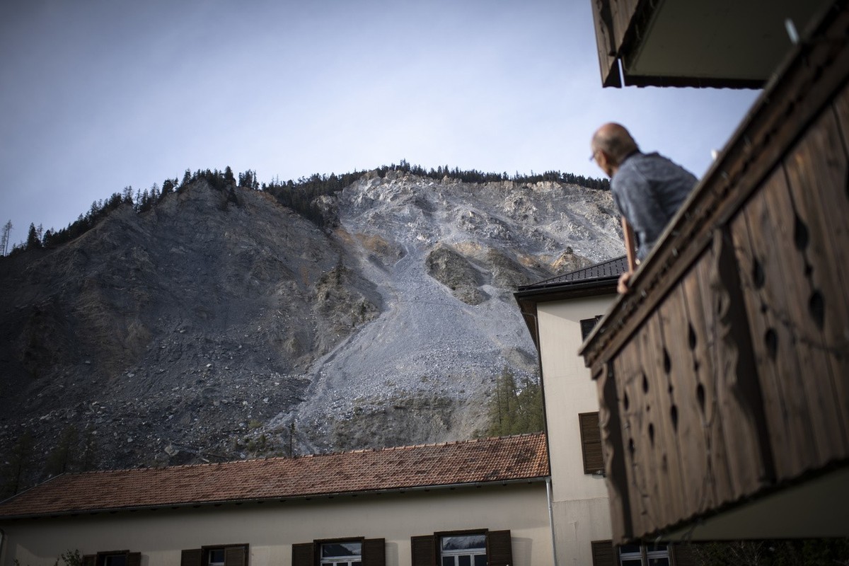 Ein Mann blickt auf den "Brienzer Rutsch", aufgenommen am Dienstag, 7. Mai 2019, in Brienz-Brinzauls. Die seit Jahrzehnten bekannte Bewegung hat am Berg wie im Dorf in den letzten Jahren zug ...