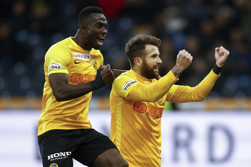 YBs Miralem Sulejmani, rechts jubelt nach seinem Tor zum 4-1 mit Teamkollege Sekou Sanogo, im Super League Spiel zwischen dem BSC Young Boys Bern und dem FC Sion, am Sonntag, 29. Oktober 2017 im Stade ...