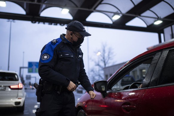 Ein Schweizer Grenzwächter kontrolliert Einreisende.