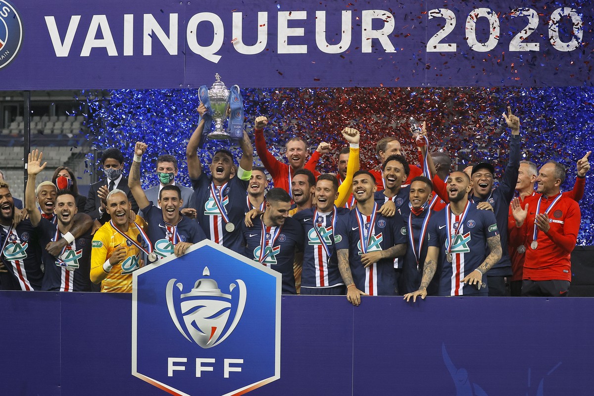 epa08564941 Paris Saint Germain's Thiago Silva and teammates celebrate with the trophy after winning the Coupe de France final soccer match between Paris Saint Germain (PSG) and Saint Etienne (AS ...