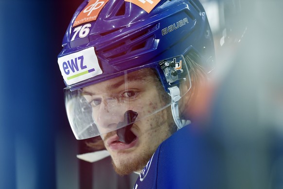 Frust beim Zuercher Noah Meier beim Eishockeyspiel der National League ZSC Lions gegen den EV Zug im Hallenstadion in Zuerich am Samstag, 27. Maerz 2021. (KEYSTONE/Walter Bieri)