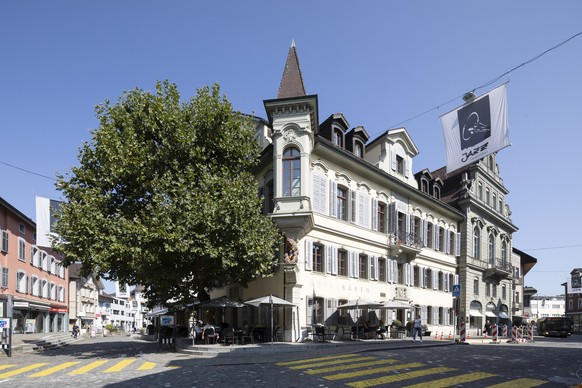 The hotel &quot;Baeren&quot; photographed through the arcade of the &quot;Choufhuesi&quot; in the old town of Langenthal, in the Canton of Bern, Switzerland, on September 19, 2018. (KEYSTONE/Gaetan Ba ...