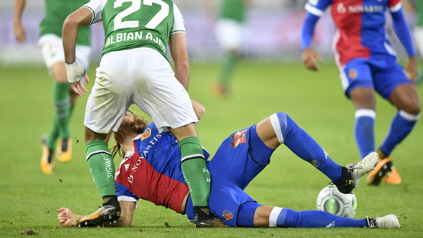 Der St. Galler Albian Ajeti, oben, und Basels Michael Lang, im Fussball Super League Spiel zwischen dem FC St. Gallen und dem FC Basel, am Mittwoch, 20. September 2017, im Kybunpark in St. Gallen. (KE ...