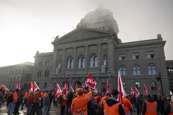 Mitarbeiter von Stahl Gerlafingen AG nehmen an einer Kundgebung teil, am Montag, 21. Oktober 2024, in Bern. Die zur italienischen Beltrame Group gehoerende Firma hat Entlassungen von 120 Mitarbeitende ...