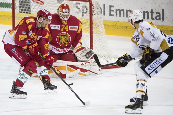 Tigers Miro Zryd, links und Goalie Ivars Punnenovs, kaempfen um den Puck, gegen Luhanos Maxim Lapierre, rechts, waehrend dem Meisterschaftsspiel der National League, zwischen den SCL Tigers und dem HC ...