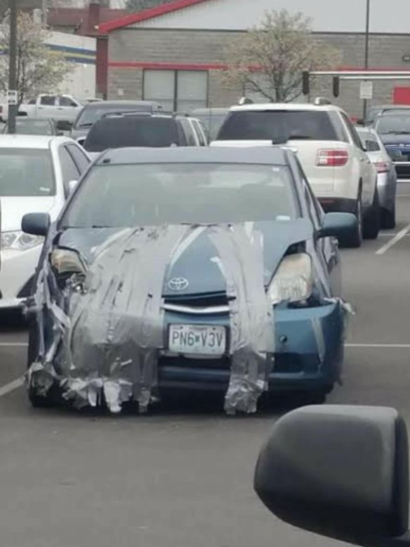 Die lustigsten Fails der Woche: geflicktes Auto mit Klebeband