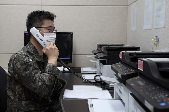 Ein südkoreanischer Soldat macht einen Testanruf nach Nordkorea.