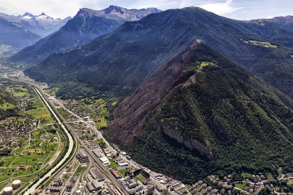 Aerial view of the forest above Visp in the canton of Valais, Switzerland, where a fire had broken out on April 27, 2011, pictured on July 4, 2011. (KEYSTONE/Alessandro Della Bella)

Luftaufnahme des  ...
