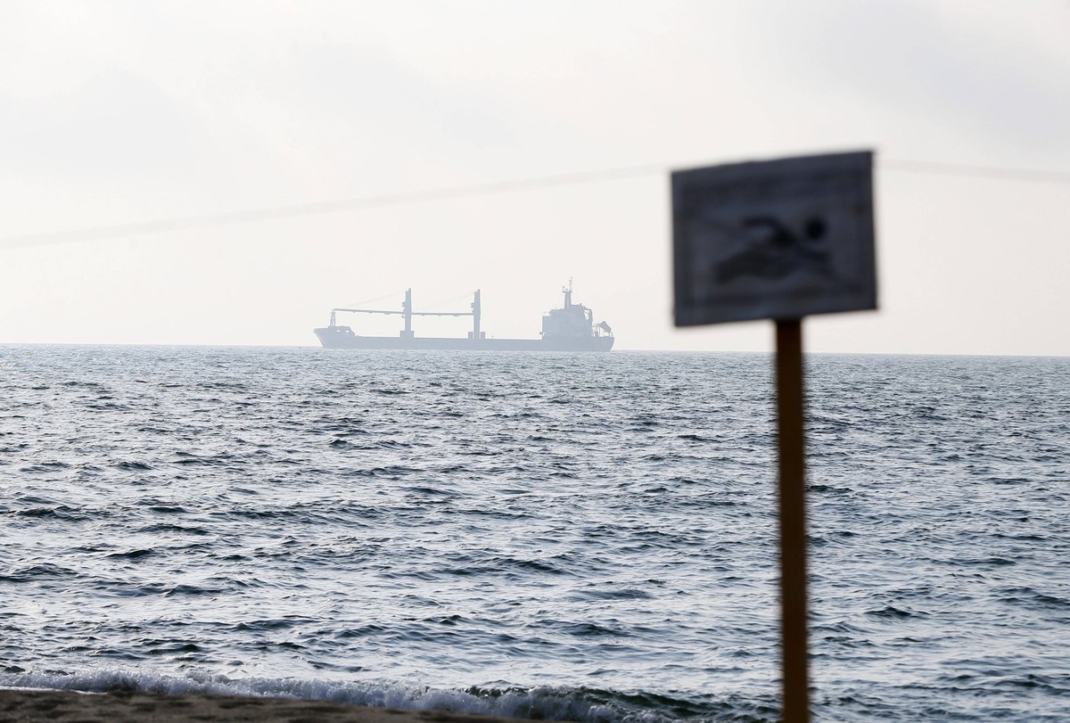 News Bilder des Tages The Fulmar S Vessel Carrier With Ukrainian Corn Left The Ports Of Chornomorsk Along The Grain Corridor FULMAR S cargo ship under the flag of Barbados carrying a load of 12 thousa ...