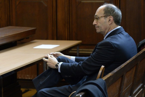 epa04675821 French former minister Eric Woerth on the first day of his second appearence in the trial of ten people charged with exploiting L&#039;Oreal heiress in the courthouse in Bordeaux , France, ...