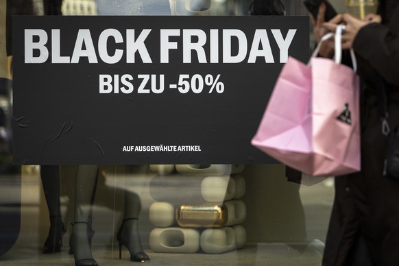 Auf einem Schaufenster wird der "Black Friday" mit bis zu 50 Prozent Rabatt auf ausgewaehlte Artikel beworben, am Donnerstag, 27. November 2025 in Zuerich. (KEYSTONE/Andreas Becker)
