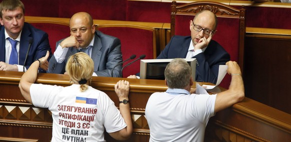 Regierungschef Arseni Jazenjuk diskutiert mit Parlamentariern.