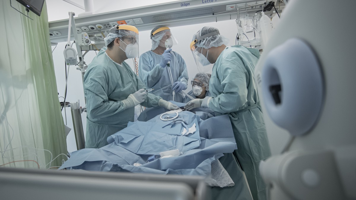 A tracheotomy is performed on a COVID-19 patient in the intensive care unit of the Lugano Regional Hospital (Ente Ospedaliero Cantonale), on Monday, 16 November 2020, in Lugano, Switzerland. (KEYSTONE ...