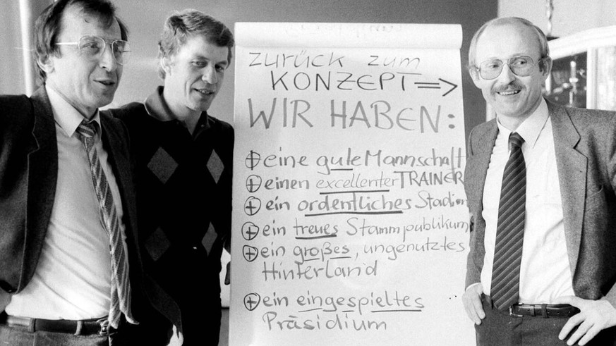 Bildnummer: 00951452 Datum: 10.07.1981 Copyright: imago/Schumann
Der neue Manager Willi Lemke (re.) Präsentiert das Konzept des Erfolgs für den SV Werder Bremen, Präsident Dr. Franz Böhmert (li.) und ...
