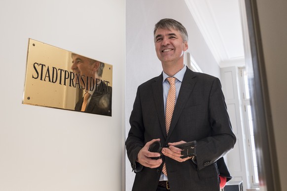 Der neugewaehlte Stadtpraesident Alec von Graffenried bezieht sein neues Buero, am Montag, 16. Januar 2017 am Sitz der Stadtberner Regierung, dem Erlacherhof in Bern. (KEYSTONE/Alessandro della Valle)