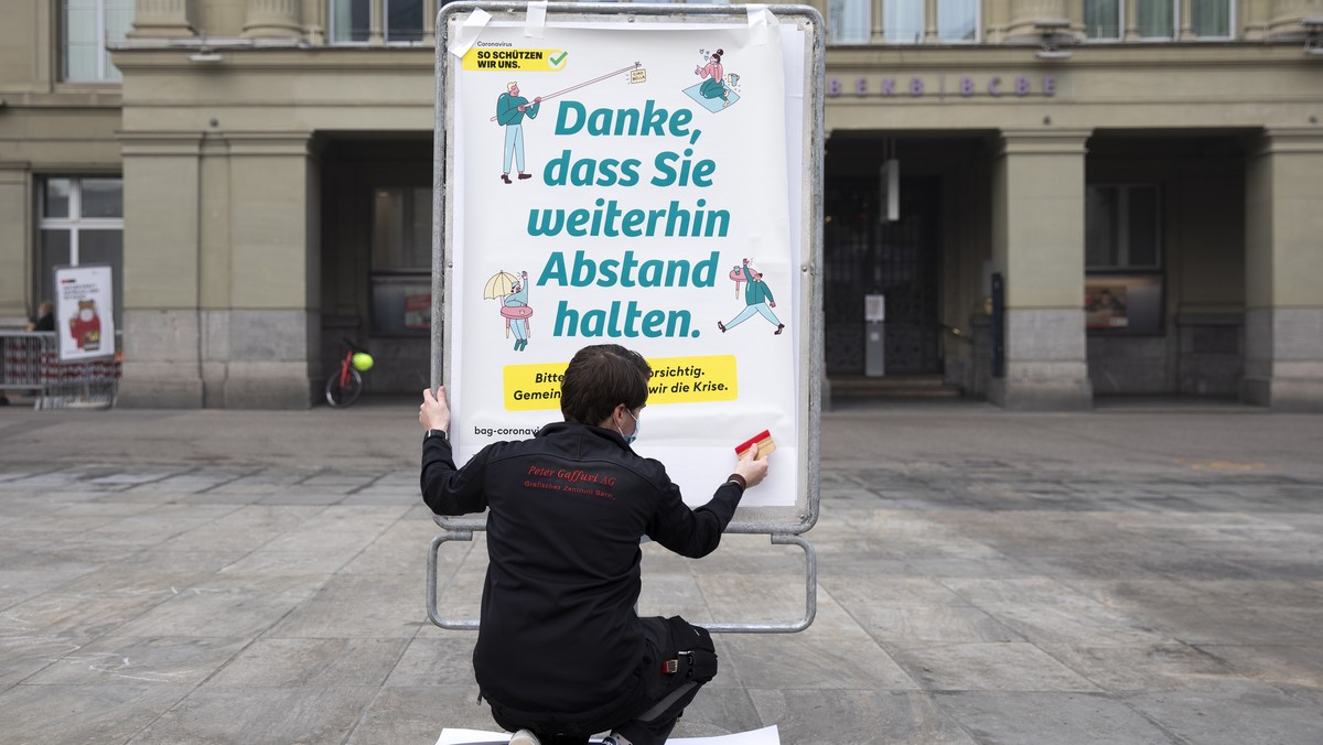 Ein neues weisses BAG-Plakat mit der Verhaltensregel "Danke, dass Sie weitherin Abstand halten", "Merci de continuer a garder vos distances" im Umgang mit dem Coronavirus wird auf  ...