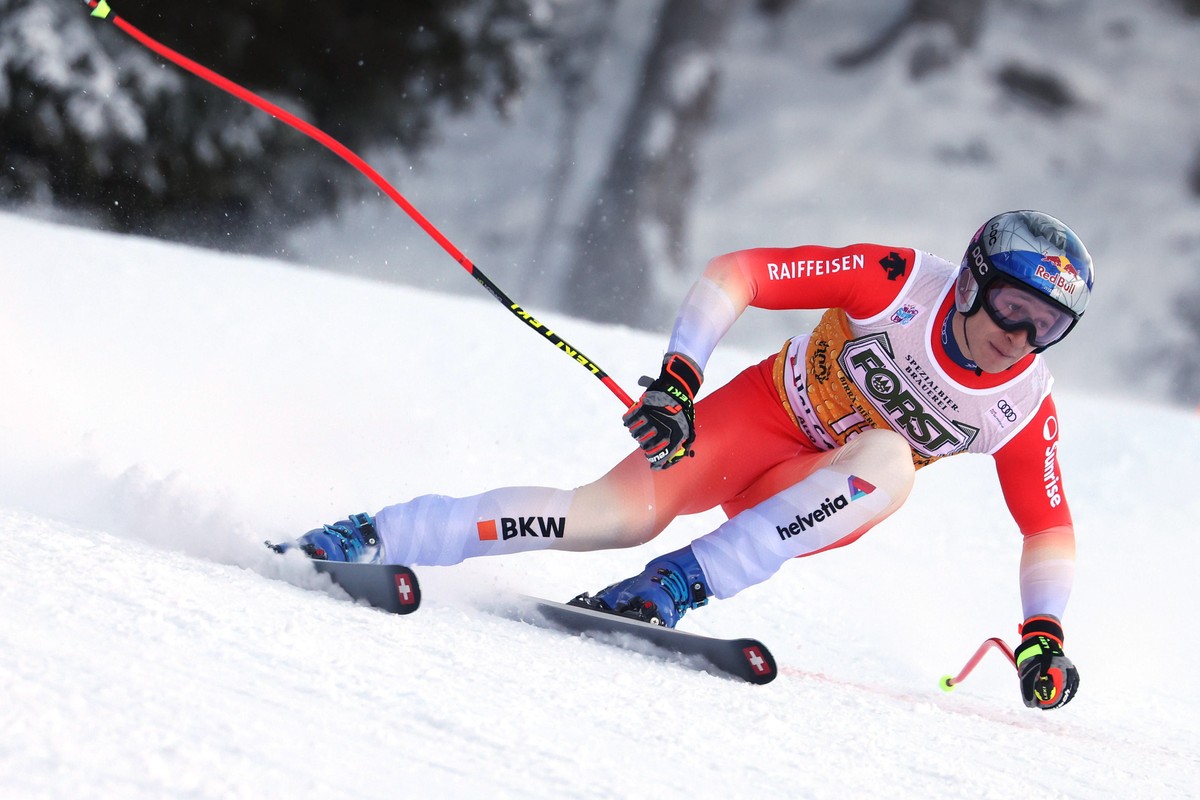 epa10370042 Marco Odermatt of Switzerland in action during the Men's Downhill race at the FIS Alpine Skiing World Cup in Val Gardena, Italy, 17 December 2022. EPA/ANDREA SOLERO