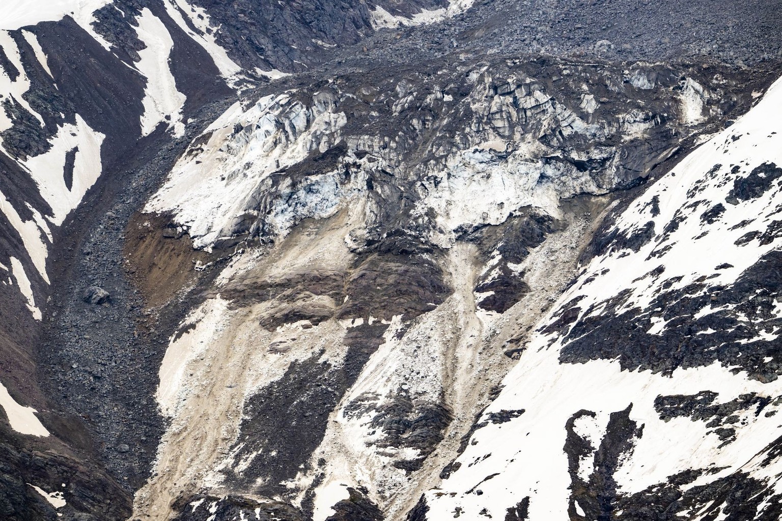 KEYPIX - Steine eines Felssturzes vom Kleinen Nesthorn stuerzen auf den Birchgletscher im Loetschental, am Sonntag, 25. Mai 2025, aufgenommen auf einer Alp ueber der Ortschaft Wiler. Das Dorf Blatten  ...