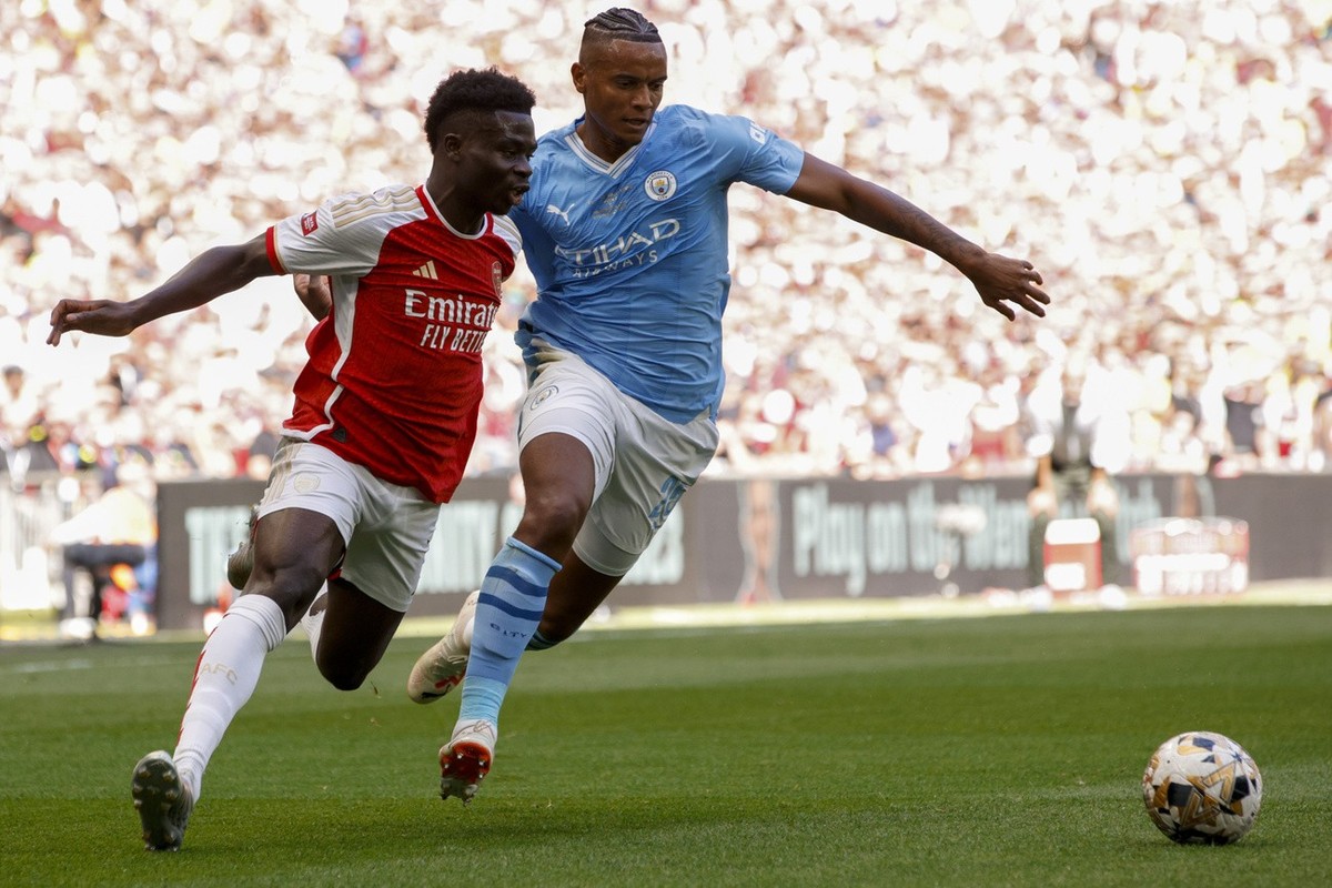 Manuel Akanji (à droite) et Manchester City ont perdu le Community Shield face à Arsenal dimanche.