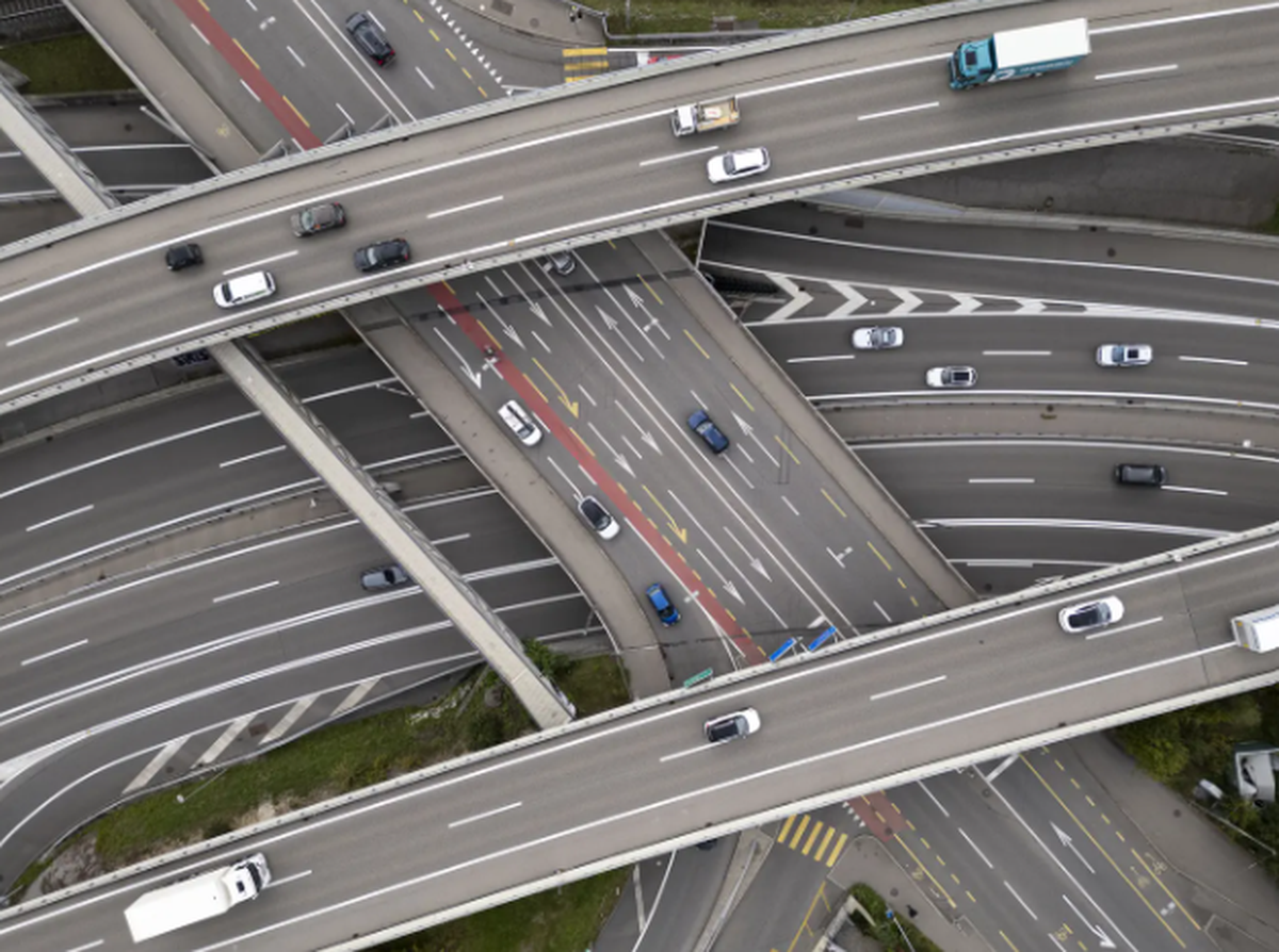 Im November stimmt das Stimmvolk über den Ausbau der Autobahnen ab.