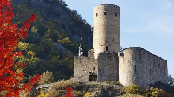 Die Festung in Martigny wurde erstellt, um die Passstrasse über den Grossen Sankt Bernhard zu kontrollieren. Sie stand oft im Fokus von Kriegen und wurde 1518 niedergebrannt. Erst seit 1980 ist sie na ...