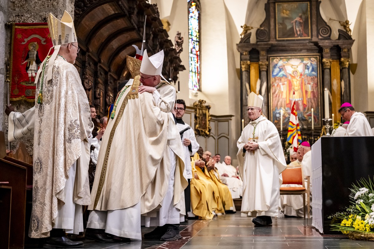 Alexandre Ineichen, le nouvel abbe de l'Abbaye de Saint-Maurice, reagit avec Mgr Charles Morerod pendant la messe de benediction dans la Basilique le jeudi 19 mars 2026 a St-Maurice. (KEYSTONE/Je ...