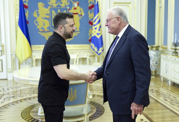 epa12322394 A handout picture made available by the Presidential Press Service shows Ukrainian President Volodymyr Zelensky (L) and US Special Presidential Envoy for Russia and Ukraine Keith Kellogg ( ...